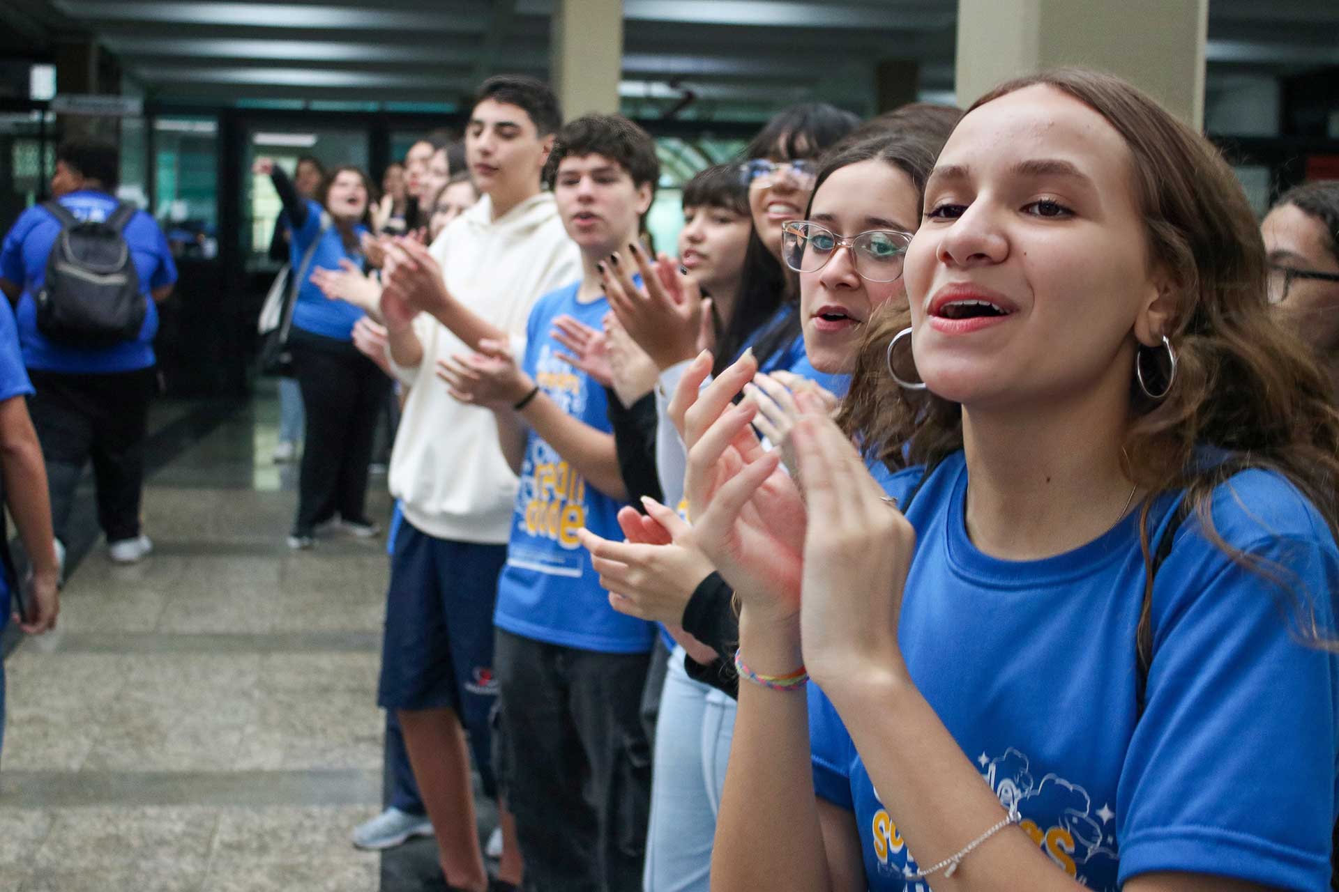 Estudantes do Instituto Madre Mazzarello acolhem participantes.